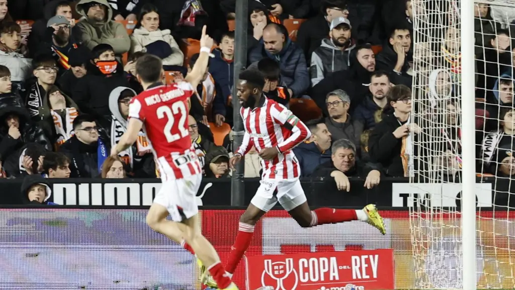 Iñaki Williams celebra su gol con el Athletic.