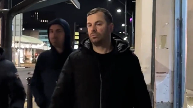 Roland Reka, a la izquierda, y Florjan Reka pasan junto a una parada de autobús en Manchester.