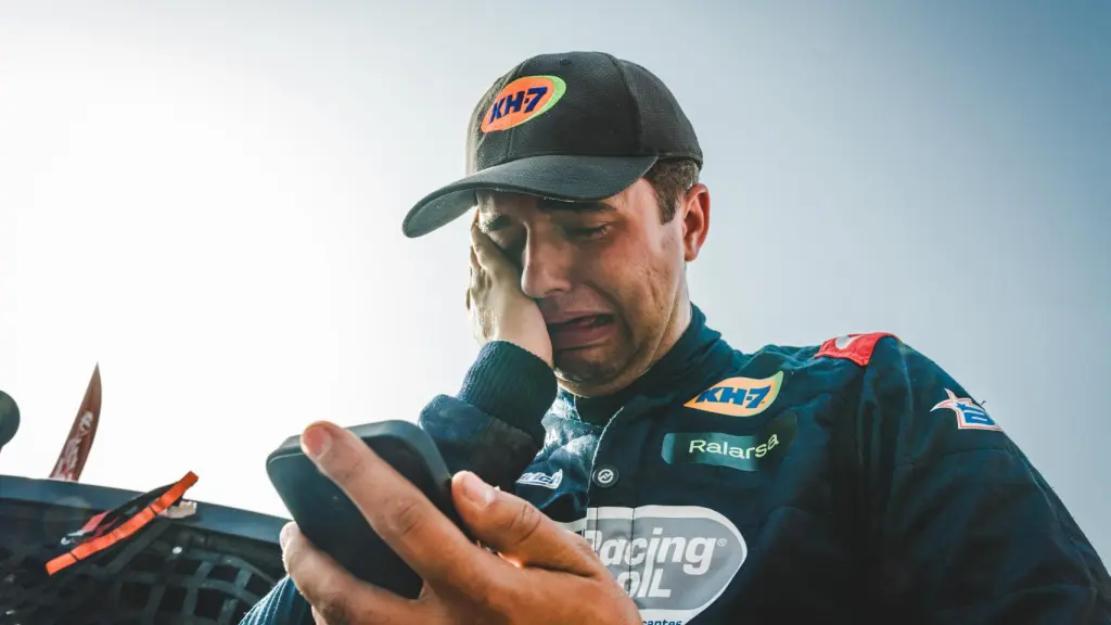 Pau Navarro llora mientras habla por teléfono con su familia tras ganar el Dakar.