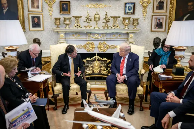 Trump, Petro y sus respectivas delegaciones en la Oficina Oval.