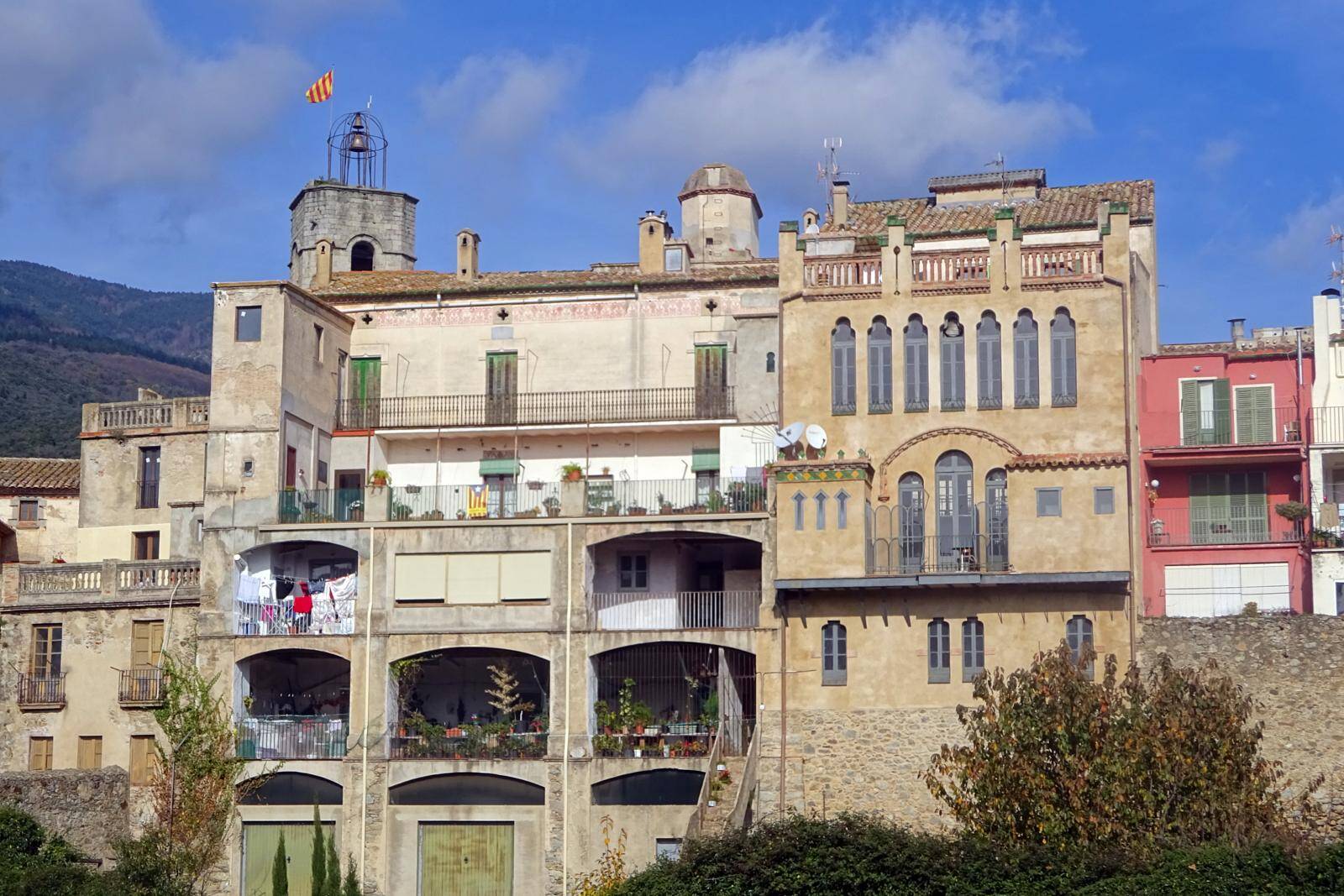 Foto: Balcones irregulares y fachadas de piedra componen la estampa más auténtica de este pueblo del Alt Empordà. (costabrava.org)