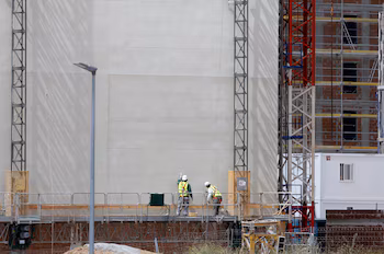 Albañiles trabajan en la construcción