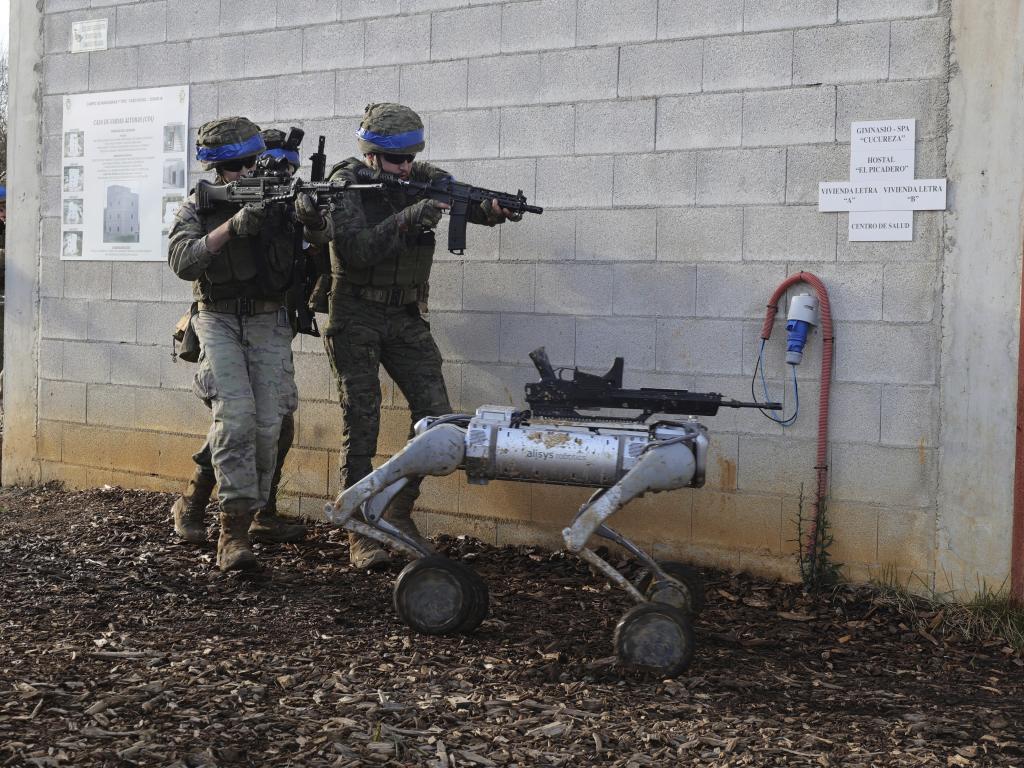 Militares de la Brigada Galicia VII, Brilat, patrullan con un perro robot en la base militar de Cabo Noval, en Asturias.
