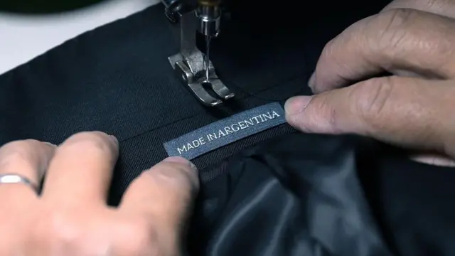 Un trabajador cose la etiqueta "Hecho en Argentina" en una chaqueta en la fábrica argentina Confecciones Seman S.A., Buenos Aires, el 10 de febrero de 2026.