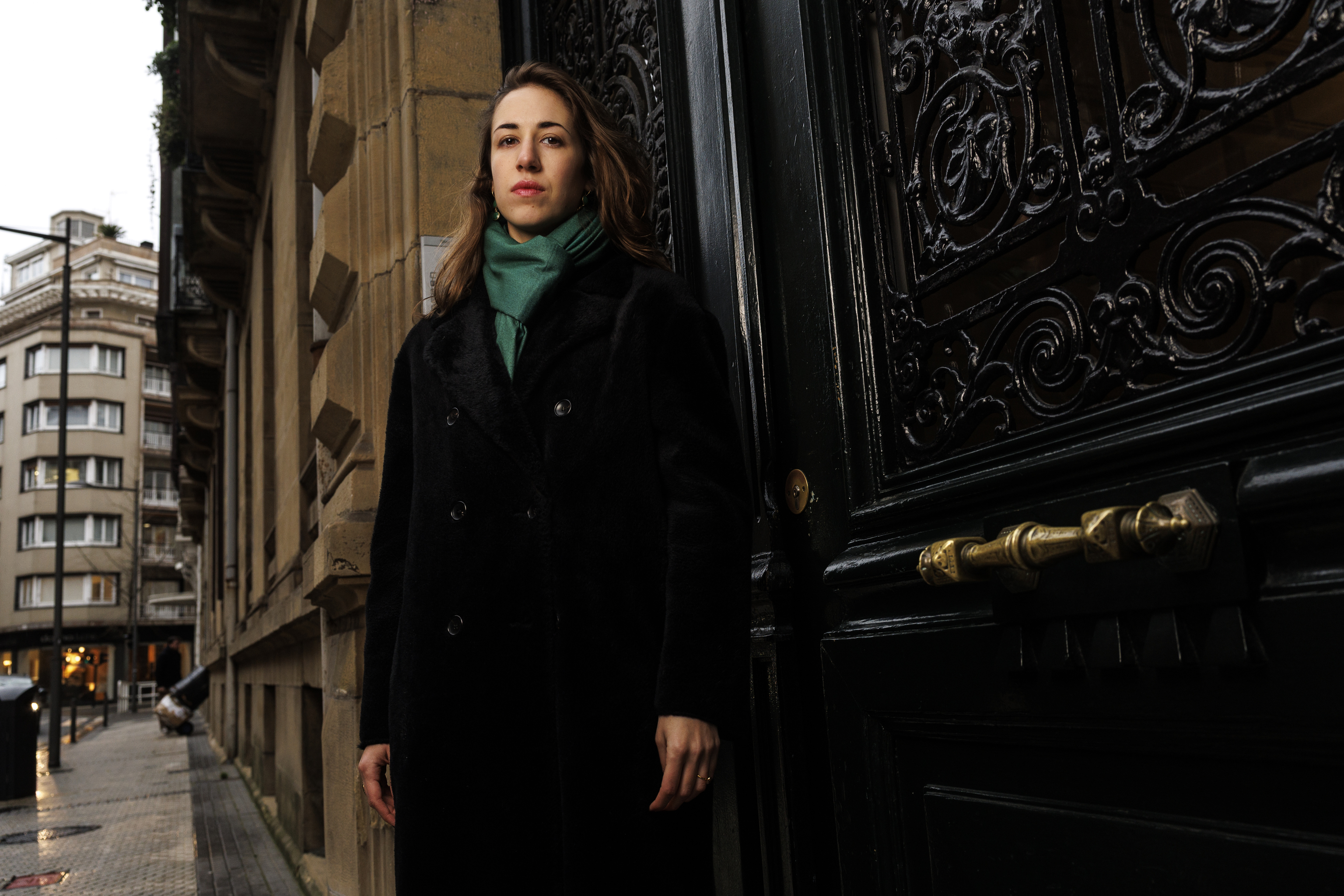 Claudia Múgica, en la puerta del despacho de abogados familiar situado en el número 7 de la calle Prim de San Sebastián.