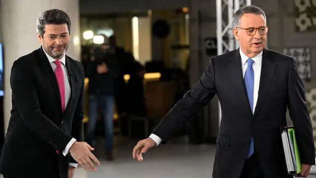 Ventura y Seguro visten traje y están uno al lado del otro.