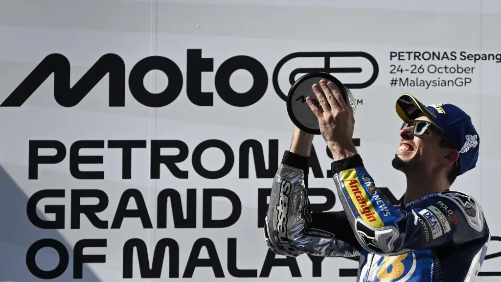 Álex Márquez levanta el trofeo de ganador del GP de Malasia, en el circuito de Sepang.