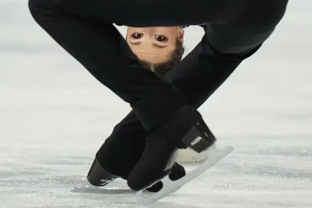 La patinadora alemana Annika Hocke en su actuación, con la cabeza entre las piernas, en Milán-Cortina 2026