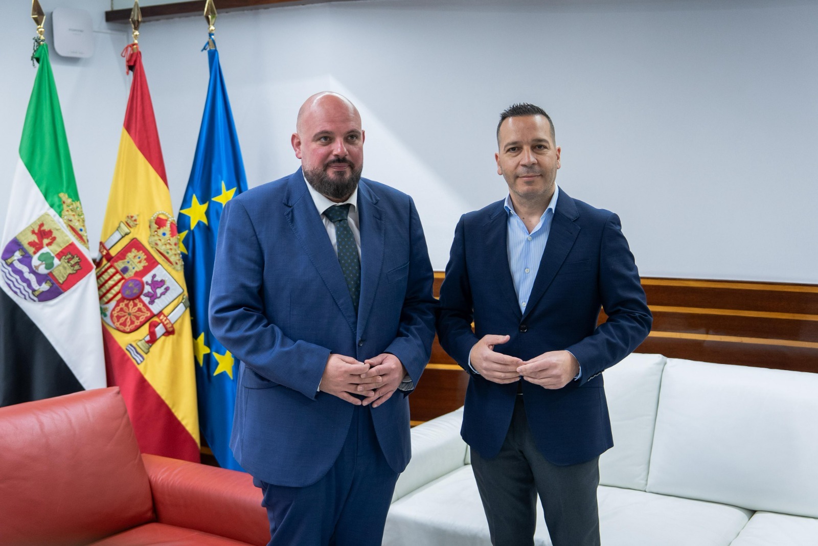 El presidente de la Asamblea, Manuel Naharro (izqda.), con el líder de Vox en Extremadura, Óscar Fernández, este viernes, en la primera ronda de entrevistas con los grupos parlamentarios para la investidura.