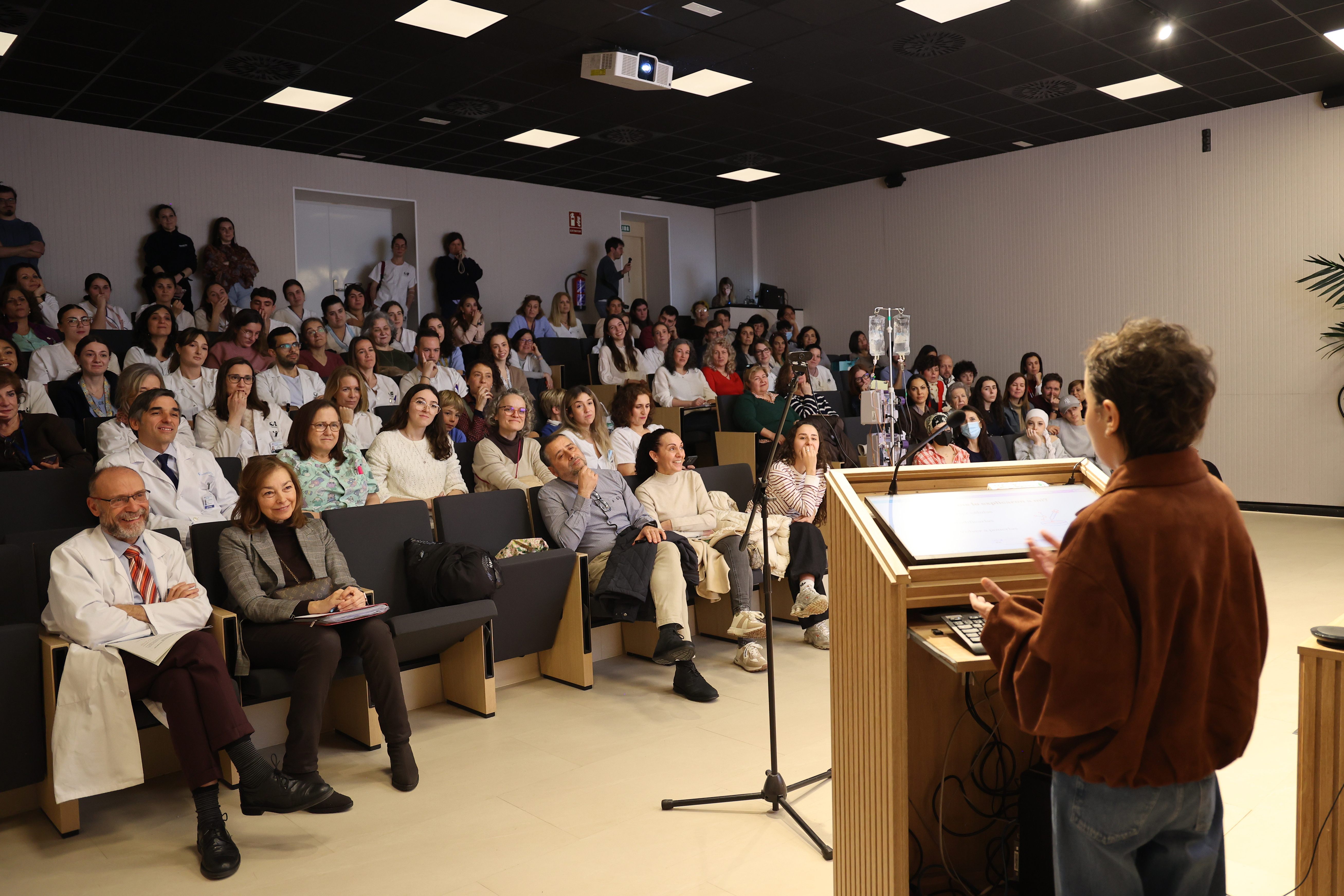 Lorena García López durante su charla para el II curso de oncología impartido por pacientes para profesionales. (Hospital Universitario Niño Jesús)