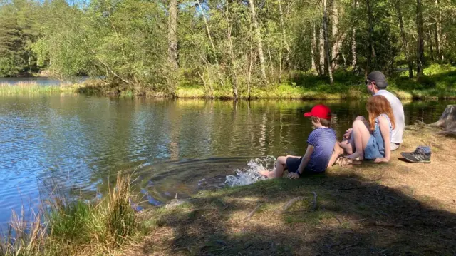 Patrick de vacaciones con sus hijos en Lake District, Inglaterra