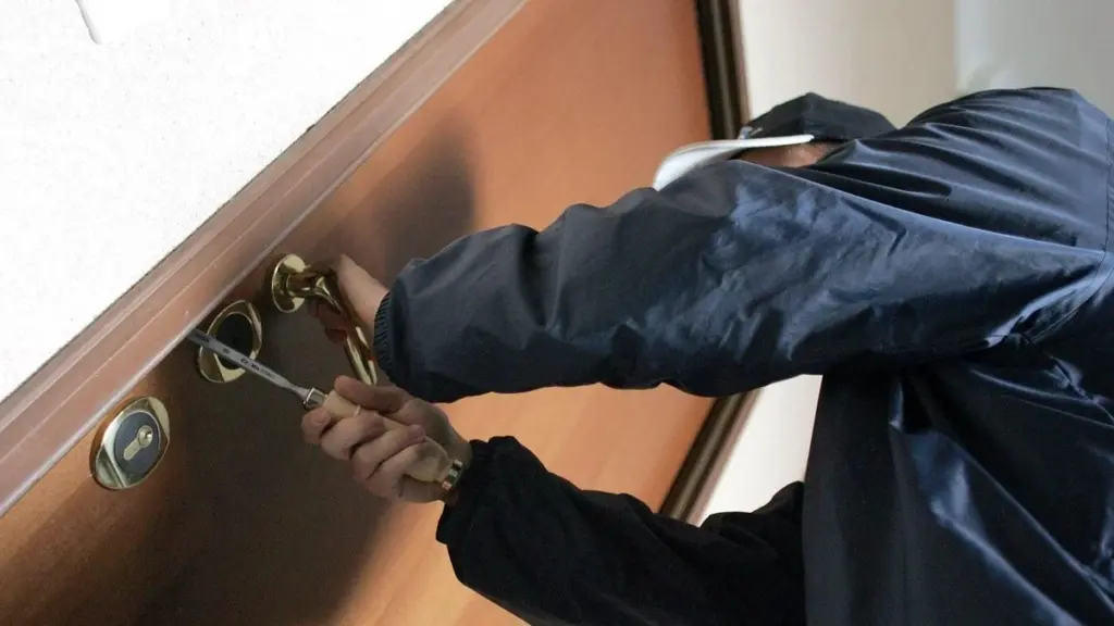 5 Errores Comunes Que Hacen Tu Casa Un Blanco Fácil (Aunque Tengas Alarmas)