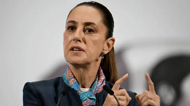 Claudia Sheinbaum con gesto serio y los indices levantados en una de sus conferencias matutinas