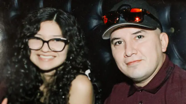 Ofelia Torres sonríe a la cámara mientras se encuentra sentada al lado de Rubén Torres.
