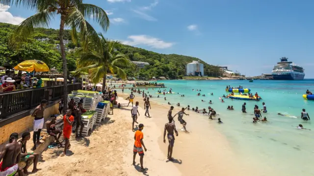 Turistas y locales en una playa pública en Ocho Ríos, Jamaica.