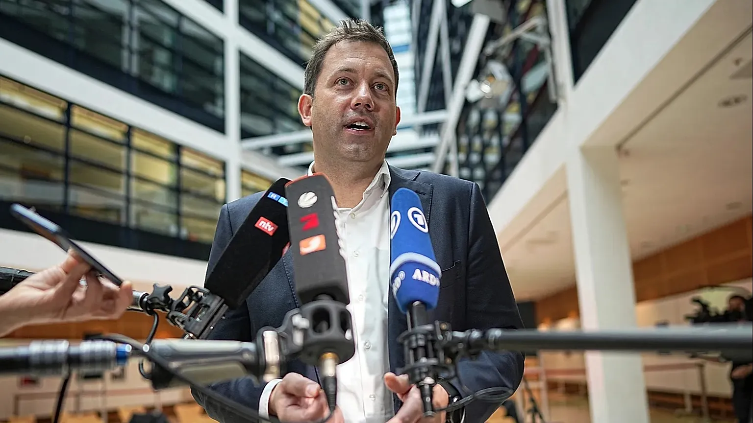 Lars Klingbeil, now talks to the media in the Willy Brand House after the consultations of the SPD top committees about the new party leadership in Berlin, 2021