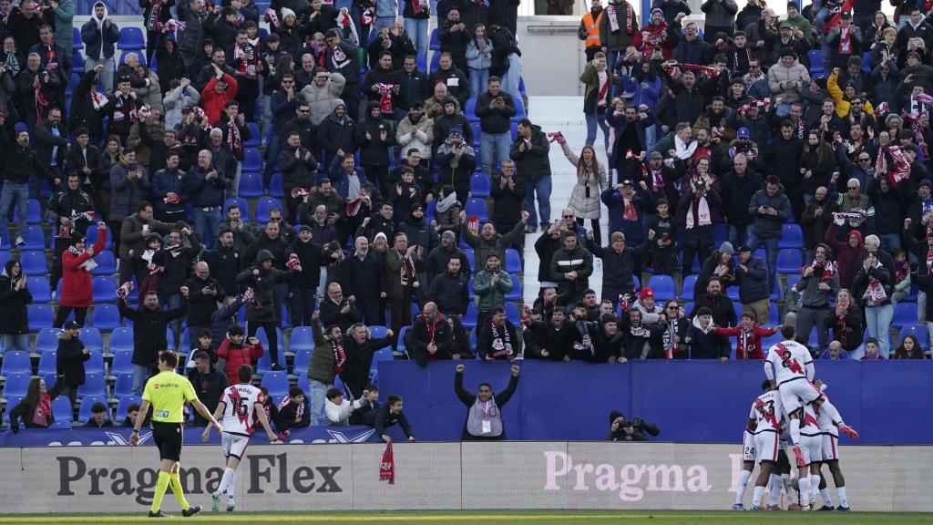 Los jugadores del Rayo Vallecano celebran el gol de Nobel Mendy ante el Atlético de Madrid.