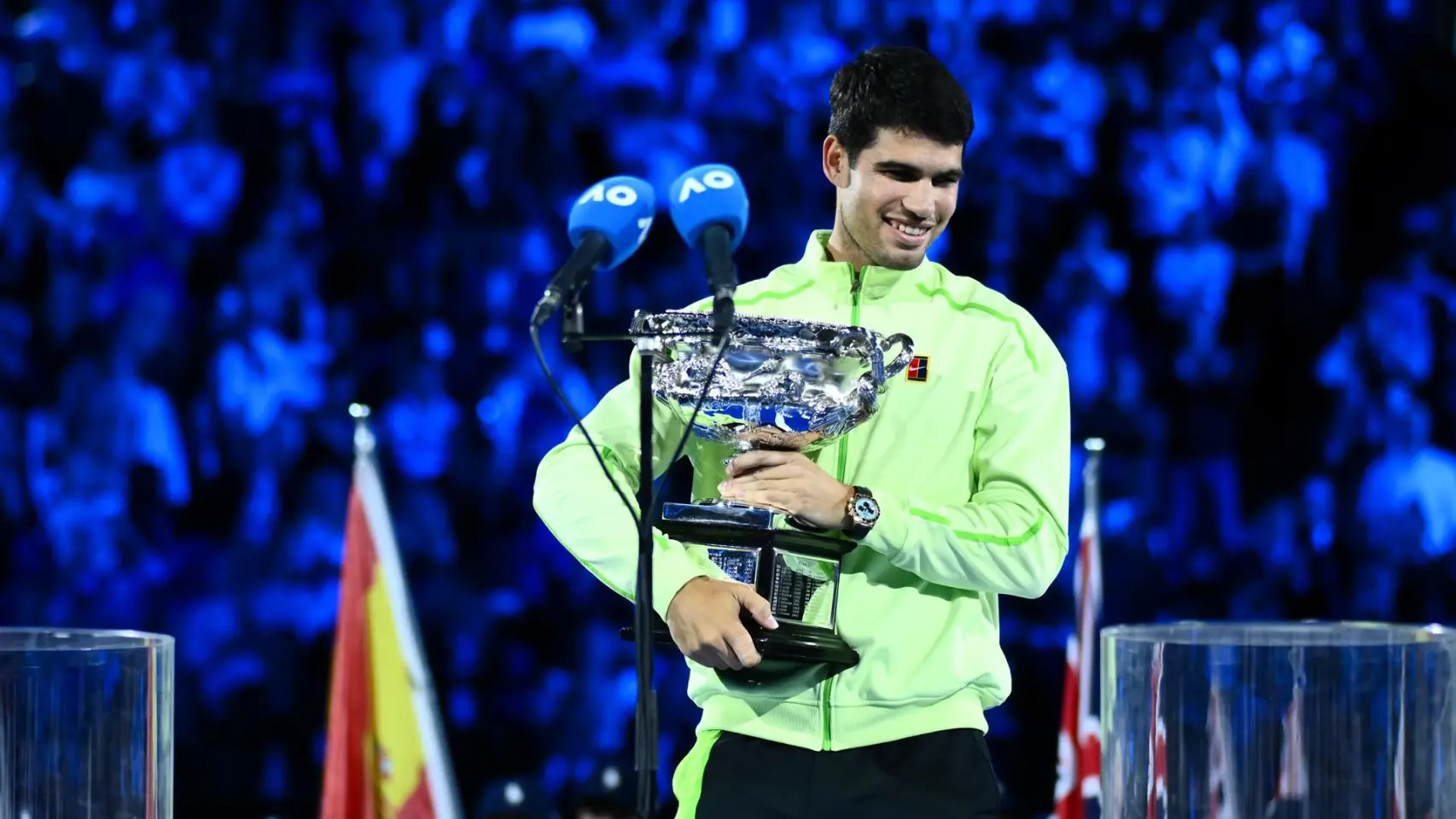 Alcaraz sujetando el trofeo tras ganar la final.