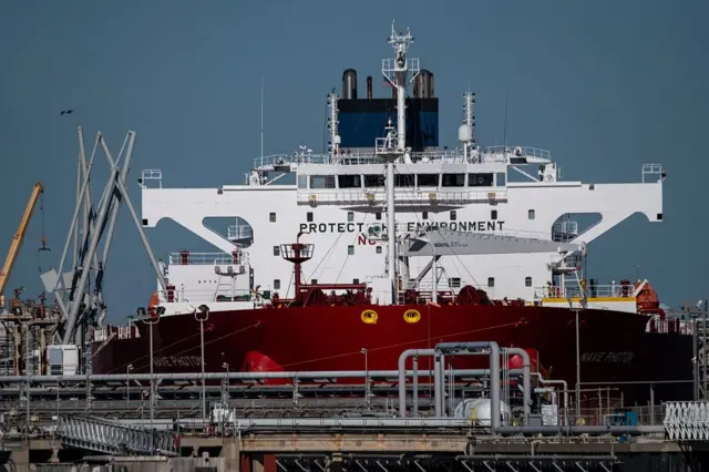 Un tanquero con petróleo de Venezuela en Texas. El barco tiene el caso pintado de rojo y la parte superior pintada de blanco.