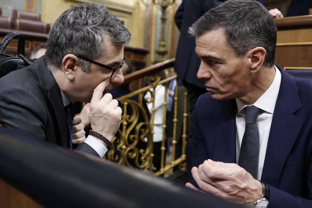 Félix Bolaños y Pedro Sánchez, el miércoles, al inicio del pleno en el Congreso de los Diputados.