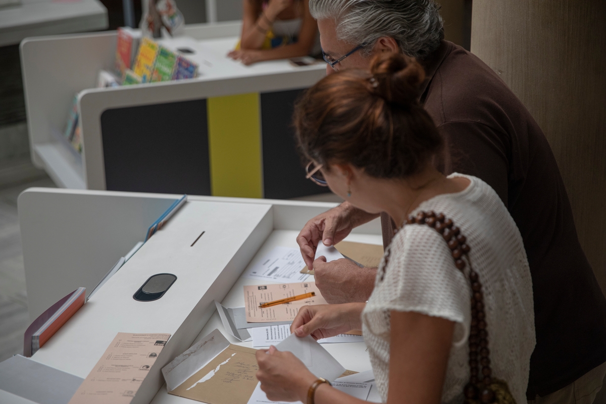 Dos personas votando por correo