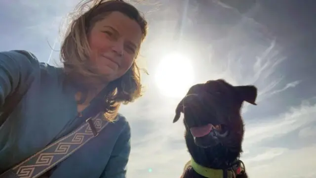 Marieke Pepers con su perro