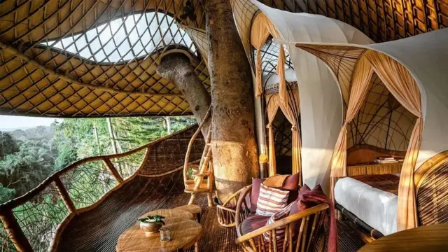 Una gran casa de bambú suspendida sobre los árboles