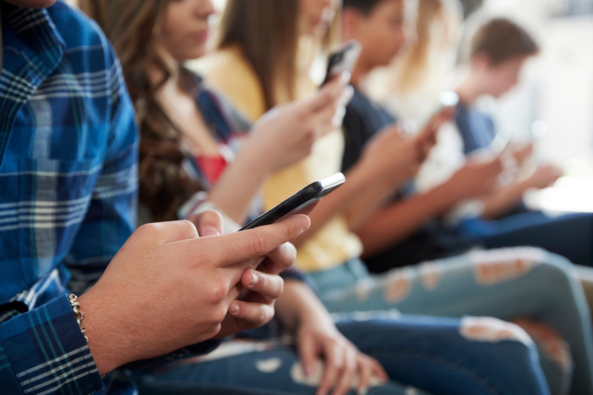 Un grupo de jóvenes utilizando