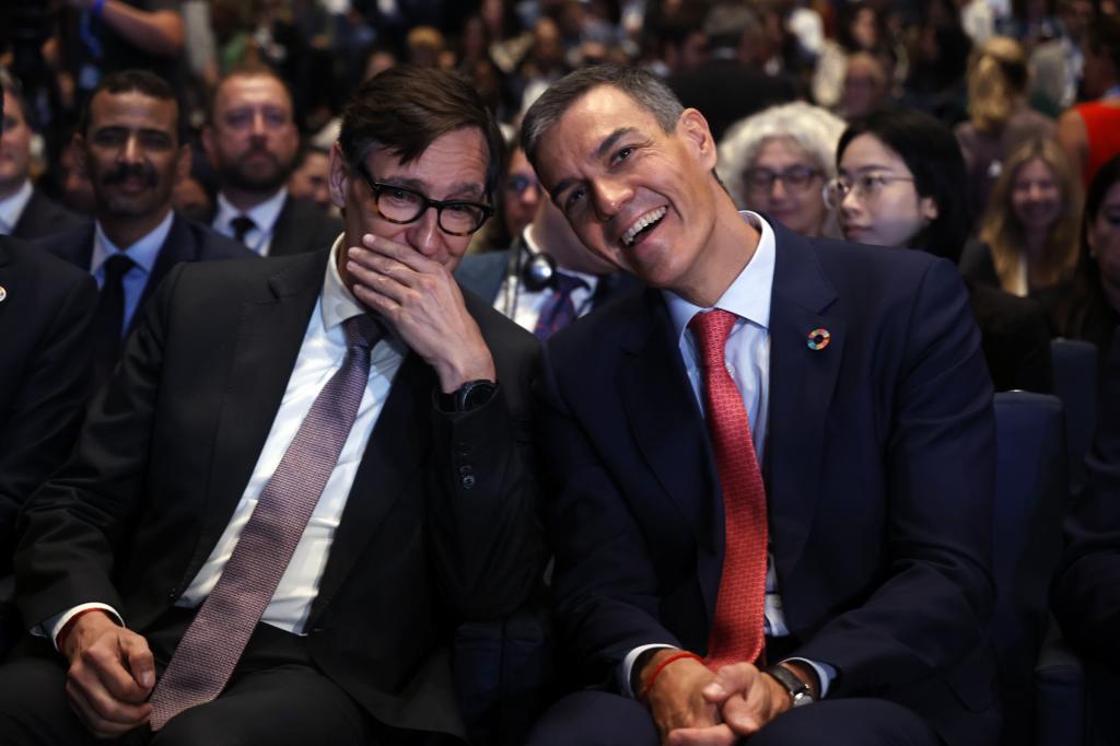 Salvador Illa y Pedro Sánchez, en un acto celebrado en Barcelona en septiembre.