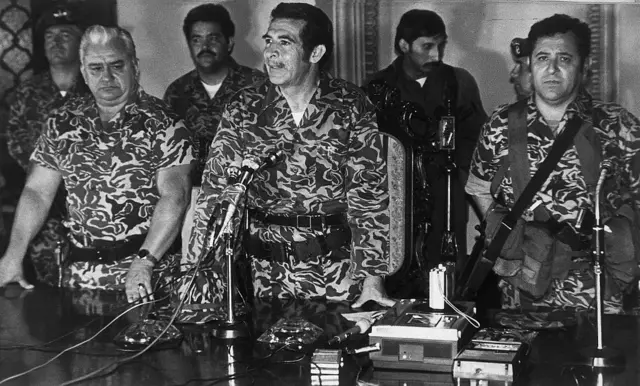 Efraín Ríos Montt con dos militares durante el golpe de Estado de 1982