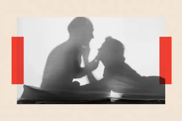 Una silueta de una pareja romántica.