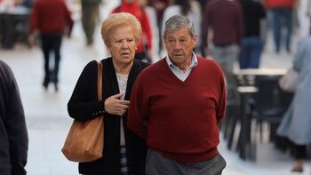 Dos pensionistas caminan por una