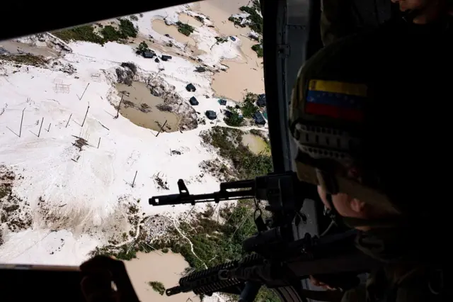 Un militar venezolano ve desde un helicóptero una zona devastada por la minería ilegal en el estado Amazonas.