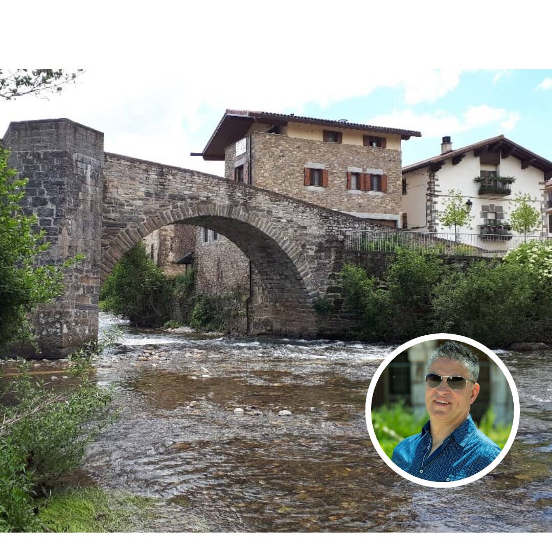Foto: Conocido como el "pueblo del puente", este enclave navarro destaca por su histórico paso medieval sobre el río Arga. (xacobeo.accioncultural.es/Archivo)