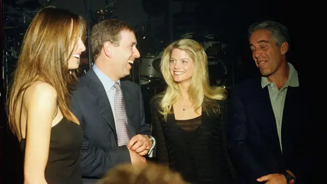 Melania Trump, el príncipe Andrés, Gwendolyn Beck y Jeffrey Epstein en una fiesta en el club Mar-a-Lago, Palm Beach, Florida, el 12 de febrero de 2000.