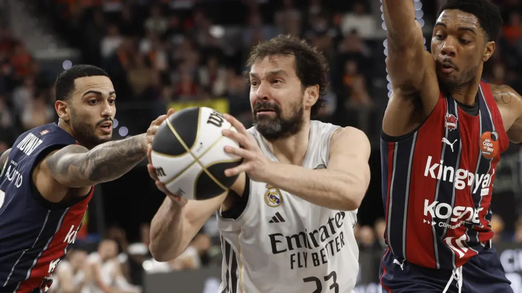 Llull pelea por el balón en la final de la Copa del Rey.