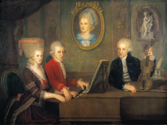Nannerl, con un vestido marrón está sentada al lado de Wolfgang, quien está vestido de rojo. Los dos tienen sus dedos sobre las teclas del piano. Leopold, a la derecha, está vestido de negro, y tiene un violín en su mano. En la pared cuelga el retrato de la madre que lleva un vestido azul. Todos llevan pelucas blancas