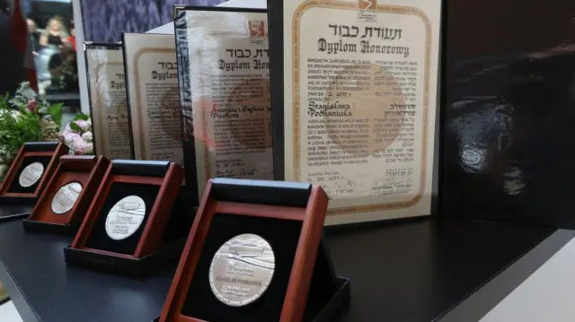 Medallas y certificados de honor en exhibición en Gdansk, Polonia, el 30 de agosto de 2018.