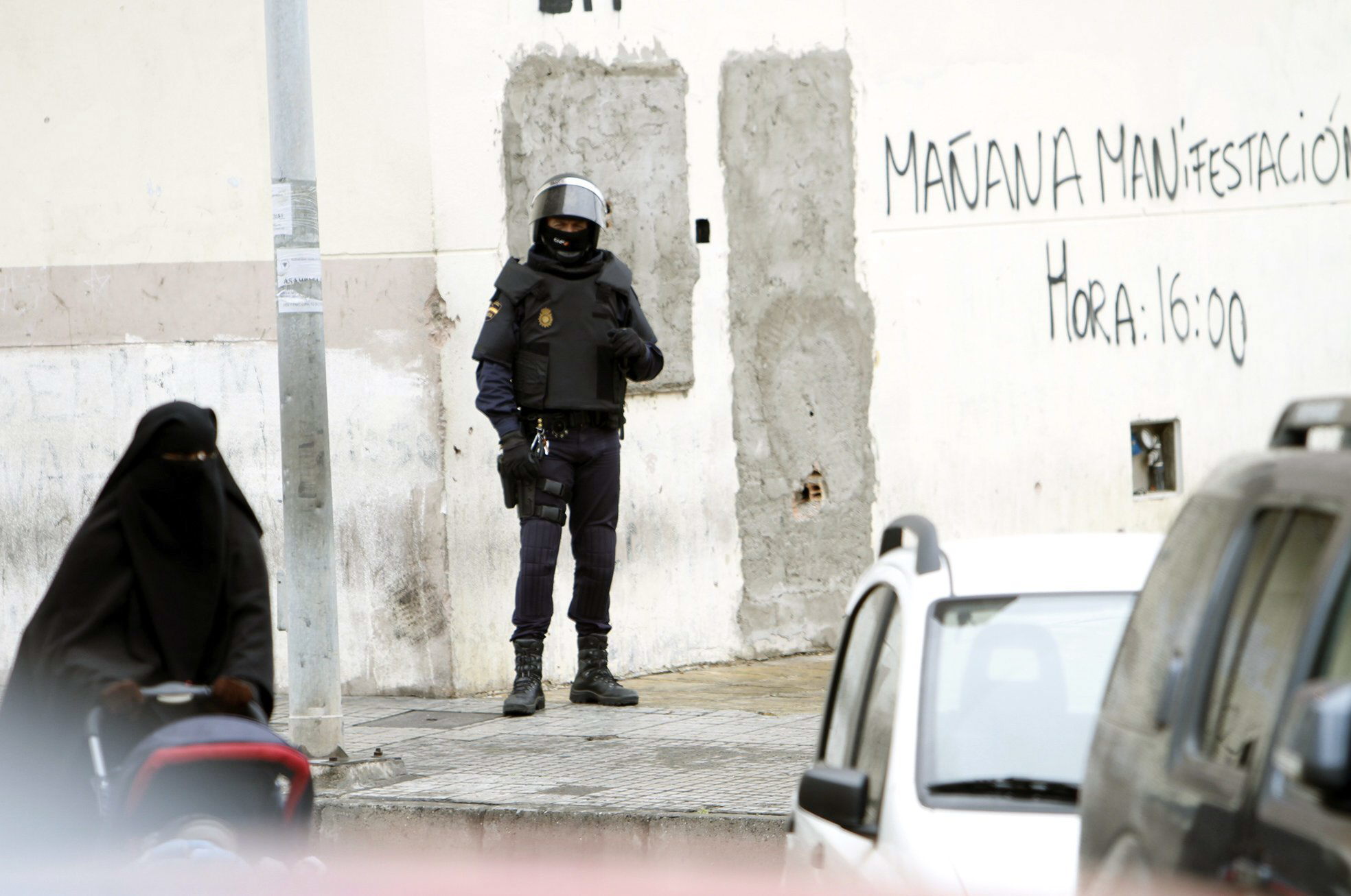 Una mujer ataviada con un niqab en una calle de Melilla.