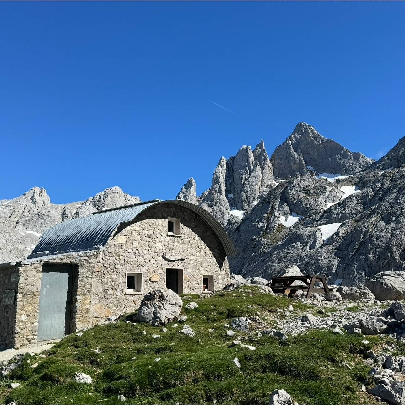 Foto: Refugio de alta montaña enclavado en una depresión glaciar del macizo central, a más de 2.000 metros de altitud. (Extraída de Facebook)