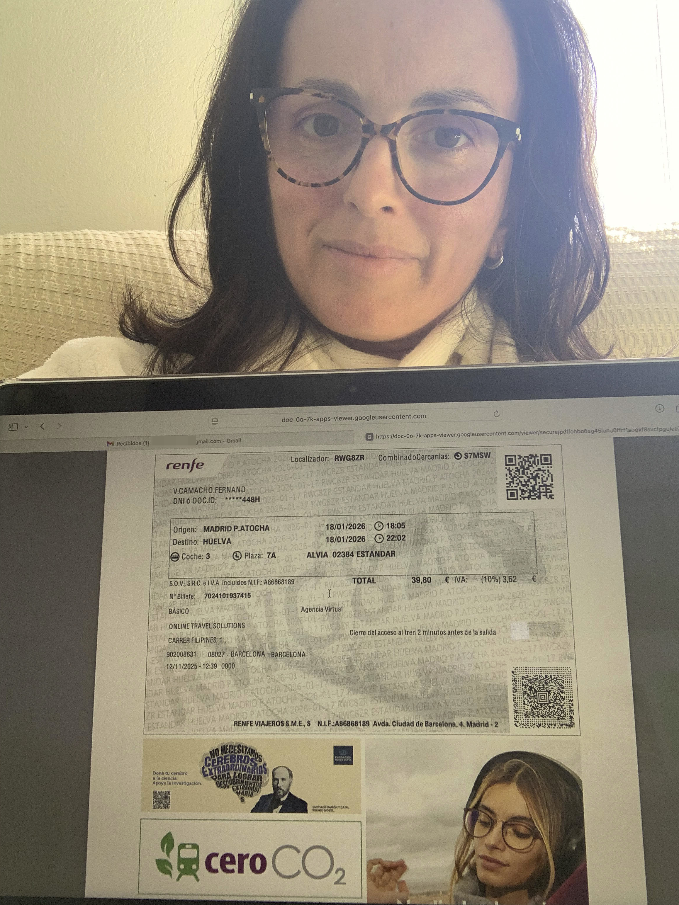 Victoria Camacho, que regresaba a Huelva del examen de las oposiciones, con el billete del Alvia.
