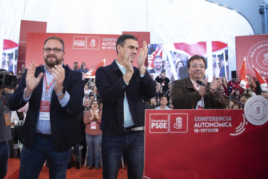 Antonio Rodríguez y Pedro Sánchez, en un acto del PSOE en Mérida.