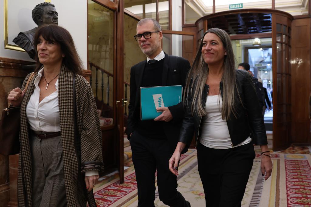 Los diputados de Junts Pilar Calvo, Josep María Cruset y Miríam Nogueras, a su llegada al Congreso.
