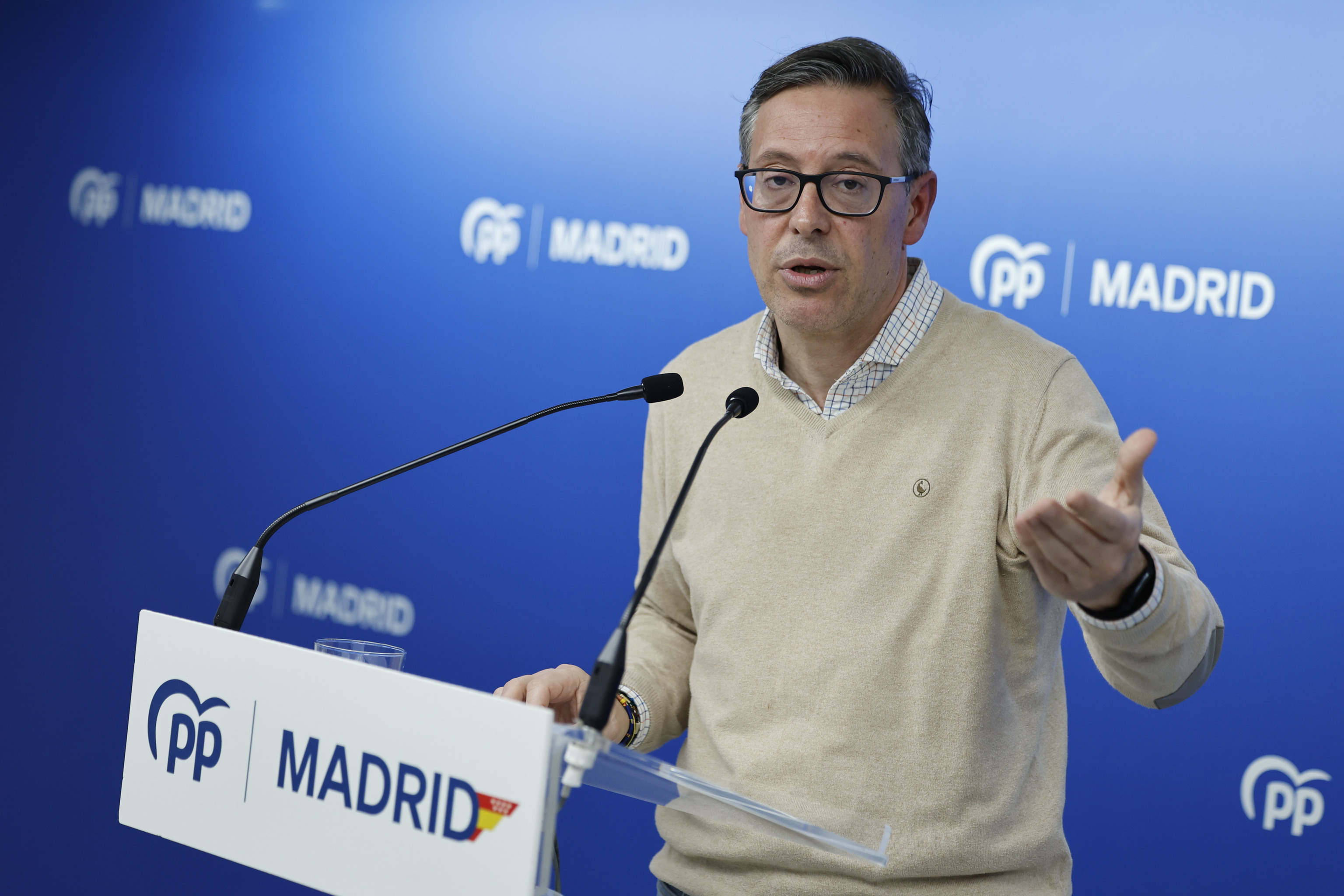 MADRID, 06/02/2026.- El secretario general del PP de Madrid, Alfonso Serrano, comparece en rueda de prensa este viernes en Madrid.