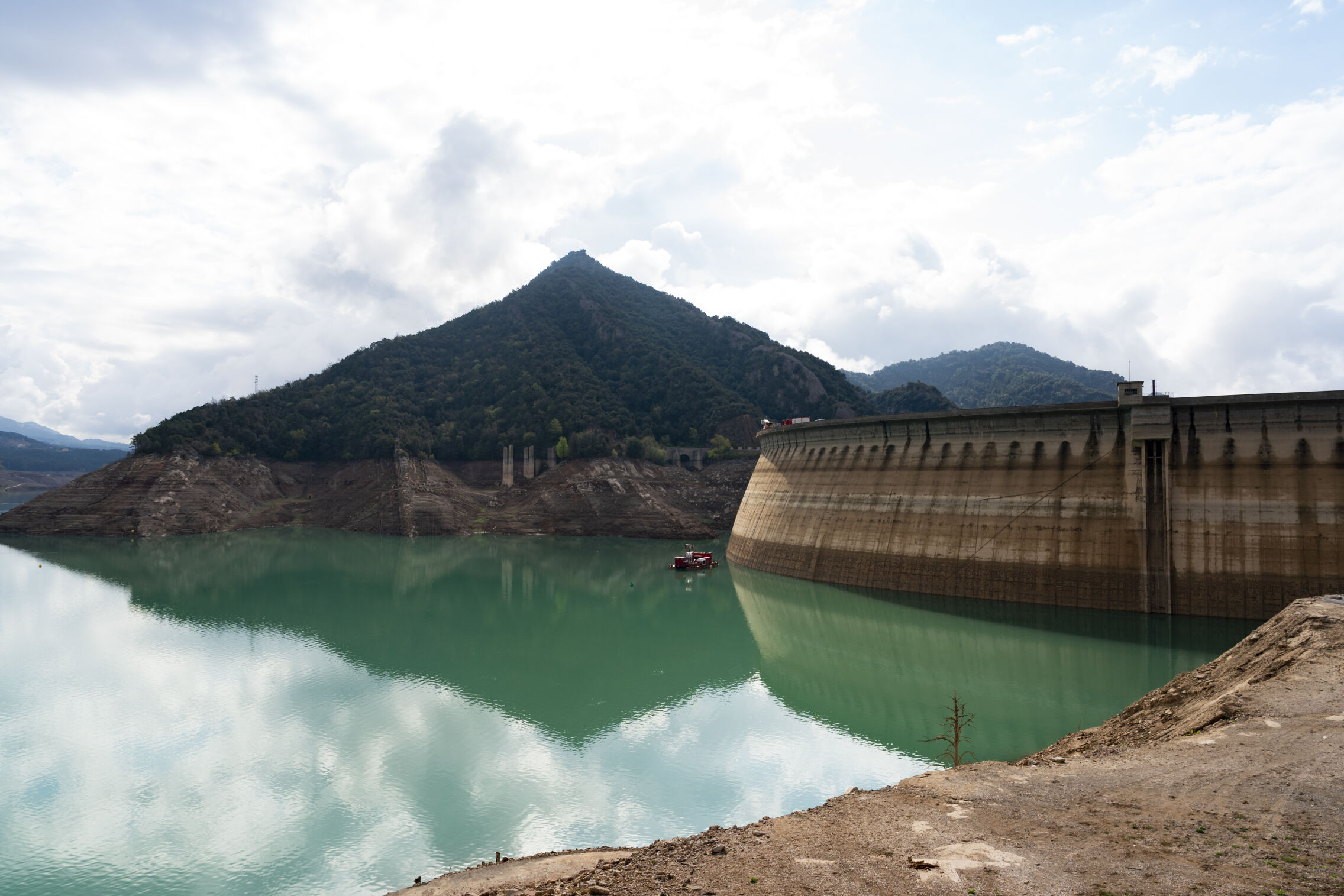 Foto: Imagen del embalse situado en el río Llobregat, en la provincia de Barcelona. (EFE/Siu Wu)