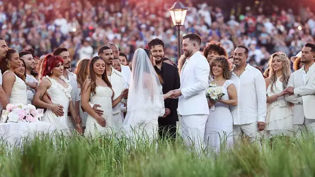 Escena de una boda durante el show de Bad Bunny.