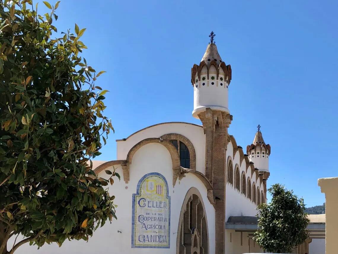 Foto: Uno de los edificios más emblemáticos de este municipio de Tarragona es la bodega cooperativa modernista, obra de César Martinell. (Archivo)