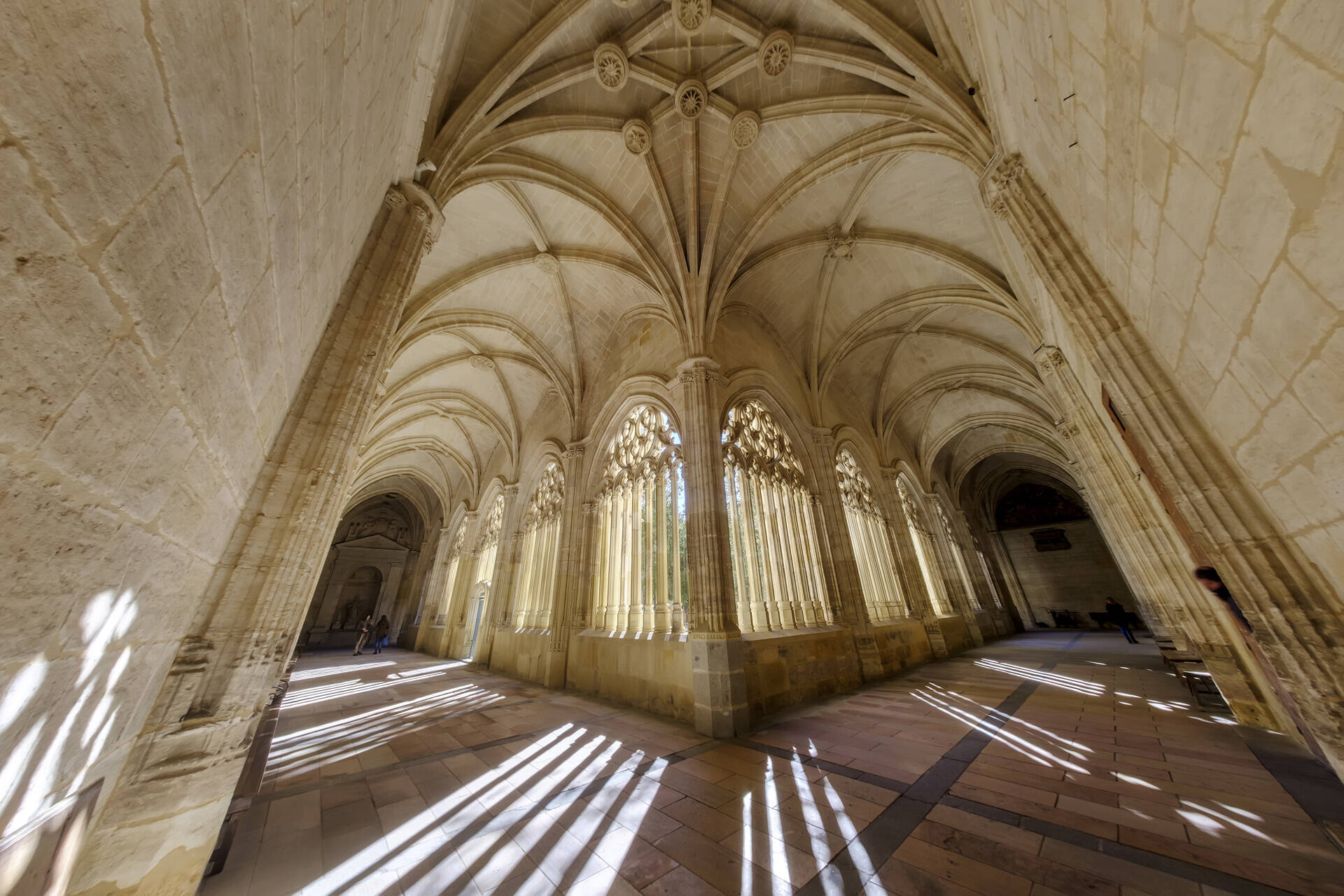 Foto: El precioso claustro de Castilla y León que es uno de los más bonitos de España. (Catedral de Segovia)