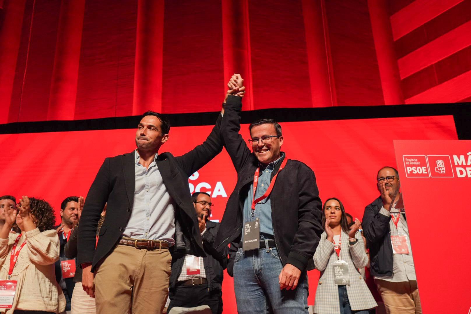 Manuel Borrego y Miguel Ángel Gallardo, en el congreso de proclamación del primero como secretario provincial del PSOE de Badajoz en mayo de 2025 en Mérida.