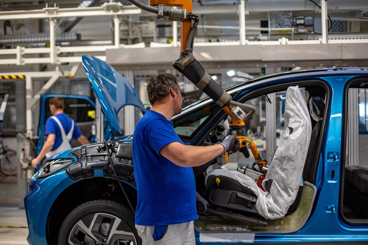 Un trabajador en una factoría